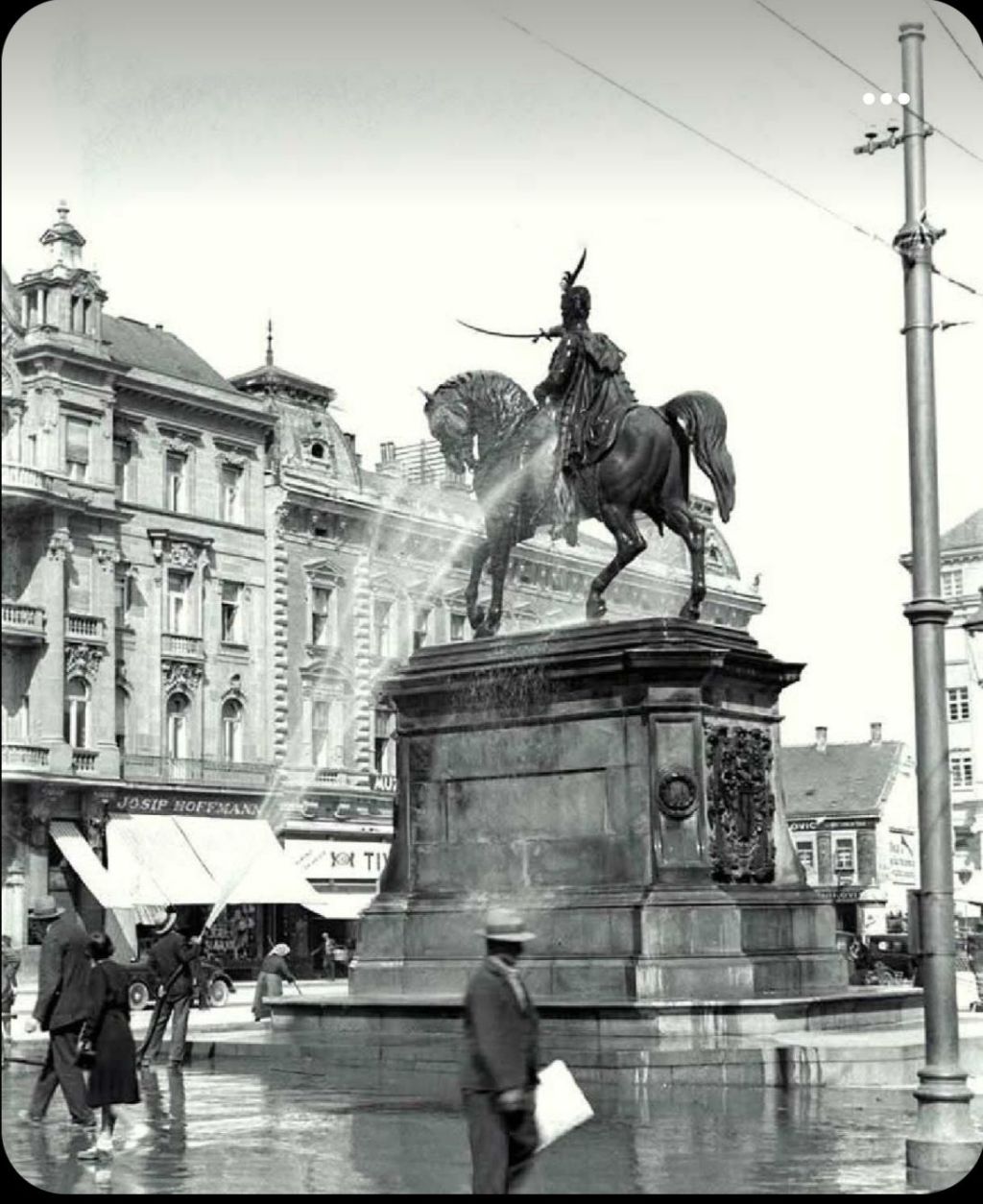 Trg bana Jelačića 1934. godine. Pranje spomenika